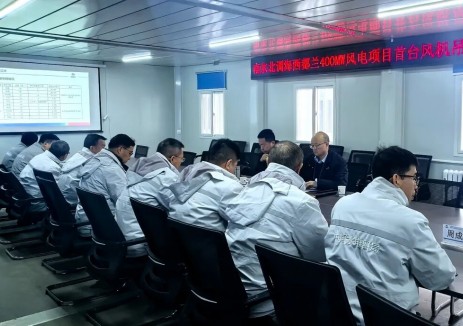 南水北调海西都兰400MW风电项目首台风机吊装完成