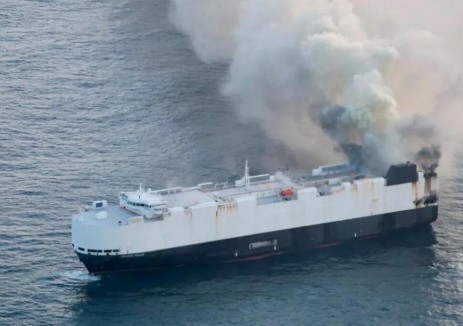 载有电动汽车的船只起火导致其在太平洋沉没