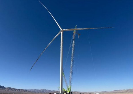 南水北调海西都兰400MW风电项目首台风机成功吊装