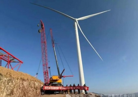 中國二十二冶集團機電公司涿鹿輝耀一期200MW風儲一體化項目首臺風機吊裝完成