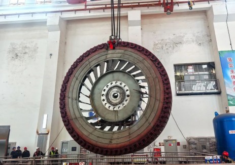 乌金峡水电站2号机组多个核心部件顺利吊出