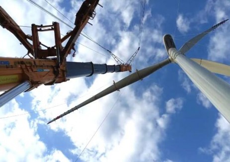 岱山衢山风电场改造升级项目首台风机顺利吊装