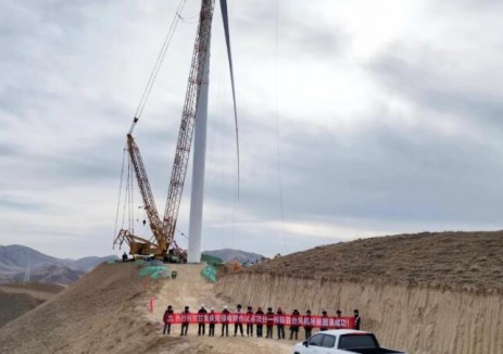 甘肅慶陽“東數西算”產業園區綠電聚合試點項目首臺中船科技機組完成吊裝