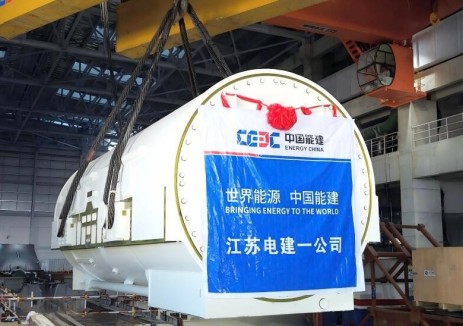 国电投滨海扩建项目5号机组发电机定子吊装就位