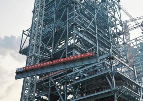 华东院总承包的江苏常熟3×66万千瓦机组扩建项目8号锅炉完成首根大板梁吊装