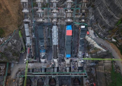 马来西亚巴莱水电站压力钢管埋管段吊装完成