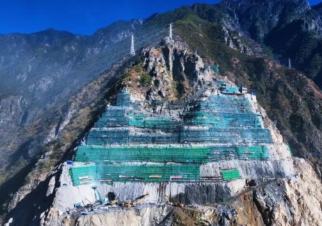 孟底沟水电站左岸边坡全线开挖突破100米