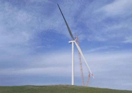 深能鄂旗風電項目南部風場風機全部吊裝完成