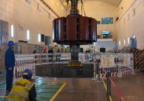 四川坪头水电站机组百吨转子精准就位