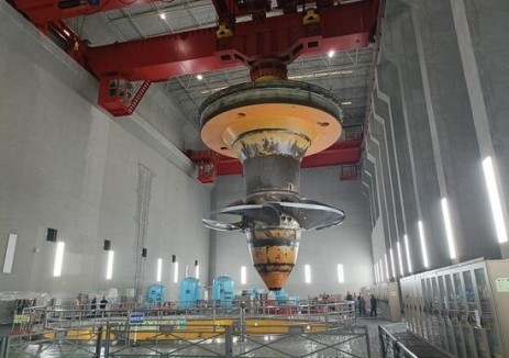 四川安谷水电站4号机组转轮“三体联吊”圆满完成