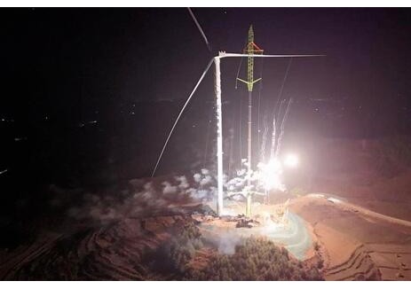 贵州威宁广能风电项目（230兆瓦）首吊完成