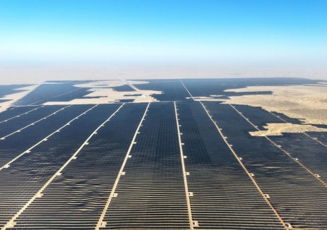 内蒙古鄂尔多斯防沙治沙“风光一体化”项目并网发电