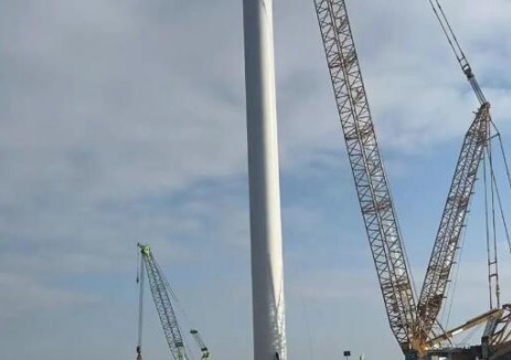 中廣核華建天恒（新疆）傳動有限公司20萬千瓦風電塔筒制作項目首套塔筒順利吊裝