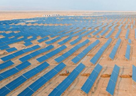 戈壁上的“蓝色海洋”，深能尉犁光火储一体化项目投运