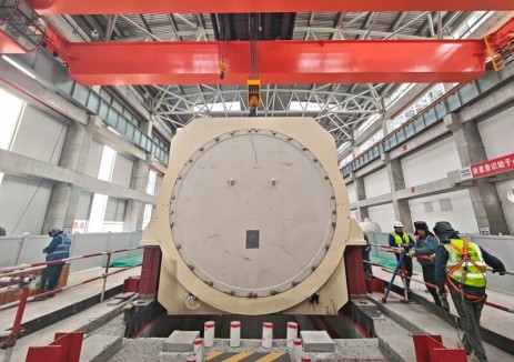 中国能建同热百万项目1号机组发电机外定子顺利就位