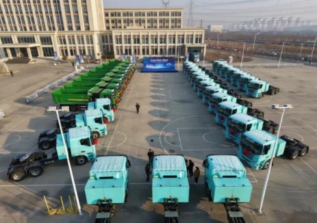 中进汽贸新能源重卡在津集中交付