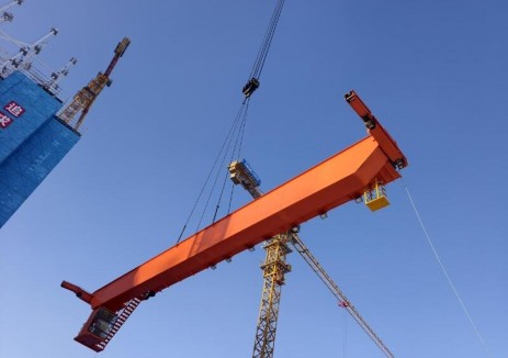 新疆伊犁项目2号机组主厂房行车顺利吊装完成