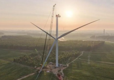 東北公司阜新彰武五峰300兆瓦風電項目全部風機吊裝完成