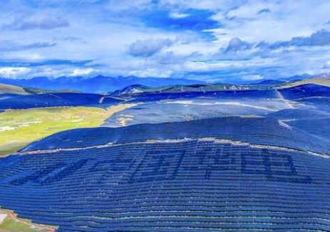 中国华电巴塘光伏项目正式并网发电