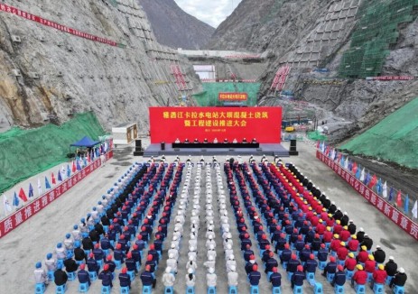 四川雅砻江卡拉水电站大坝首仓混凝土顺利启动浇