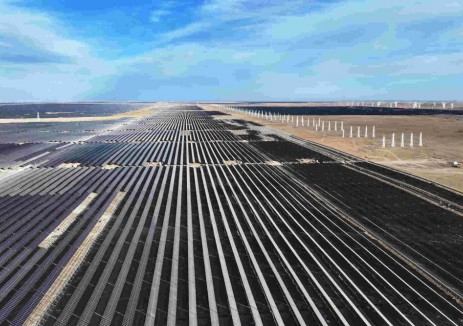 青海共和源网荷储项目70万千瓦光伏项目并网发电