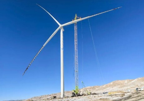 都兰400MW风电项目第二台风机成功吊装