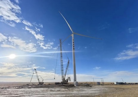 雪原立风塔，朔风砺铁军——华北分公司EPC总承包建设的二连低碳项目风机吊装完成