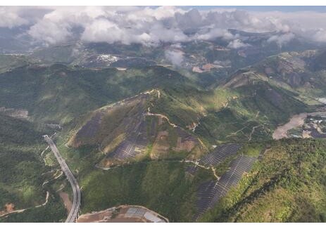 云南鲁奎山光伏项目成功实现首批并网目标