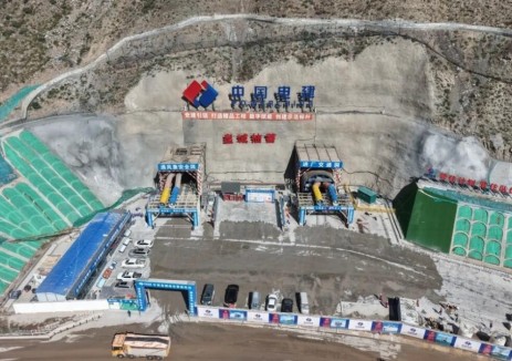 甘肃皇城抽水蓄能电站两条关键通道同日贯通