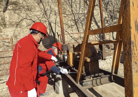 青平川采油队：守护生产“生命线” 冬季设备隐患排查见实效