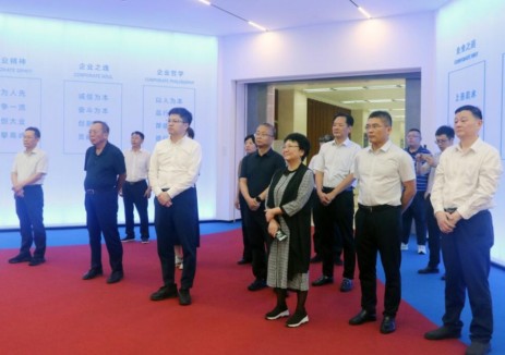 江苏省政协副主席周岚走访调研亨通集团