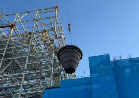 中煤乌审旗煤电项目迎来2026年首个工程节点！1号机组钢煤斗顺利开吊