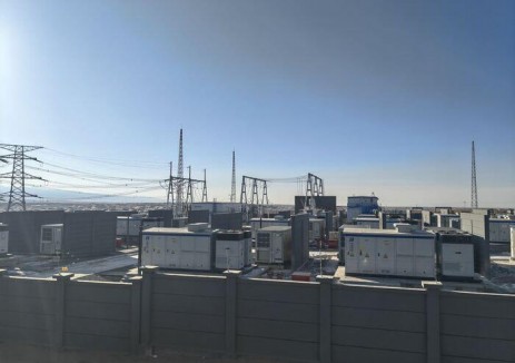 内蒙古巴彦淖尔200万千瓦光伏治沙基地项目三标段并网发电