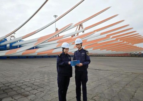 我国出口欧洲最大批量海上风电单桩顺利出海