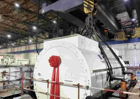 天津国能电力盘山项目2号机组发电机定子顺利吊装就位