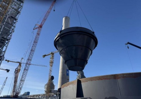 新疆伊犁项目2号机组钢煤斗顺利开吊