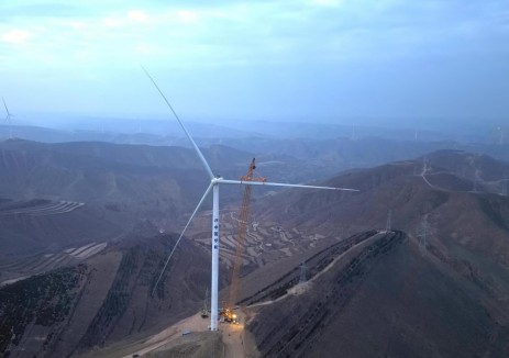 中国能建建筑集团承建的华能庆阳风电项目风机全部吊装完成