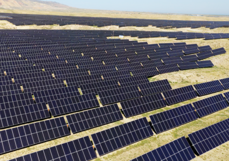 在荒漠里建光伏电站，最难的是什么？