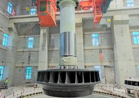 新疆霍尔古吐水电站首台转轮吊装完成