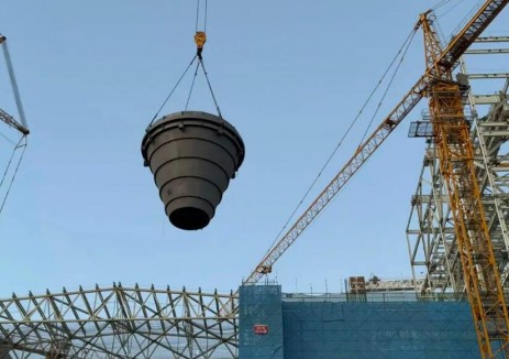 中煤乌审旗煤电项目1号机组钢煤斗顺利吊装