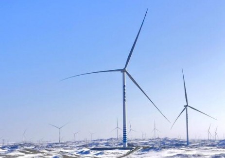 新疆华电喀什“两个联营”配套新能源项目风机吊装完成