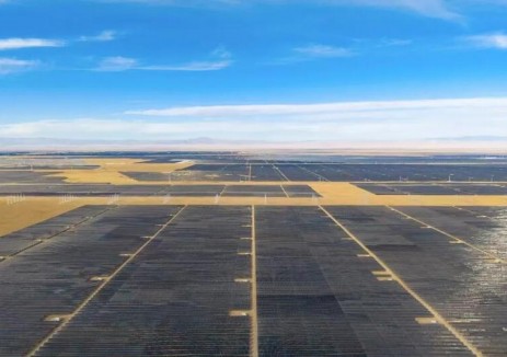 中国安能建设高原“绿电长城”——青海共和源网荷储项目（一期）光伏工程全容量并网发电