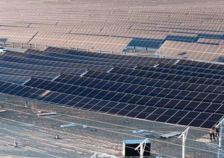 逐绿沙海！中国首个沙地柔性支架光伏项目并网发电