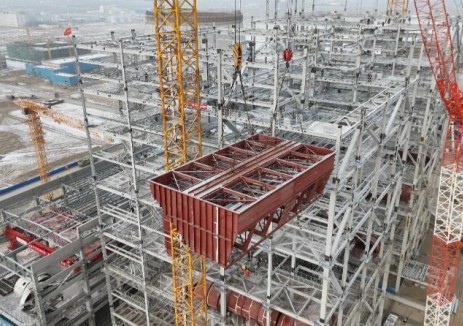 新疆油田煤电项目2号机组省煤器灰斗顺利完成吊装