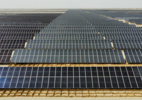 “光伏海洋”化解治沙难题！新疆沙雅250兆瓦光伏项目全容量并网发电