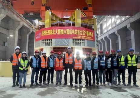 湖北大悟抽水蓄能电站首台定子吊装圆满成功