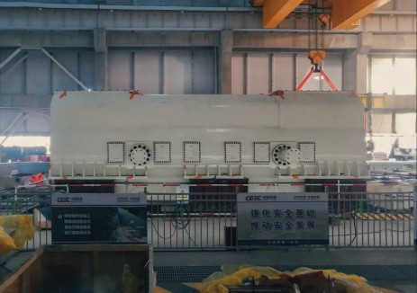 国能宁夏六盘山项目1号机组发电机外定子顺利吊装就位