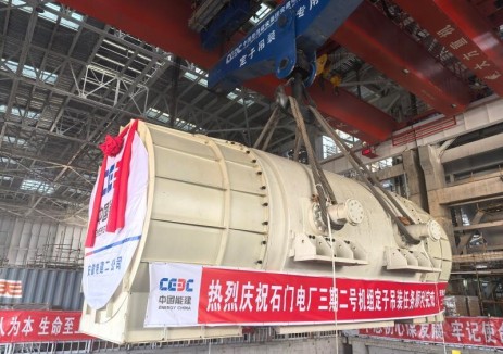 湖南陕煤石门项目2号机组发电机定子吊装就位
