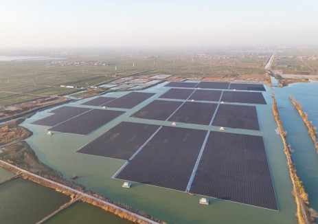 安徽淮南300兆瓦漂浮式光伏项目2#、5#水面光伏组件安装完成