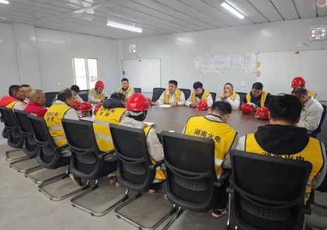 湖南岳州项目2号锅炉首根钢架吊装完成